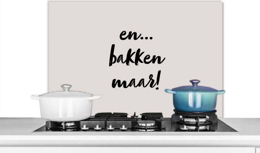 KitchenYeah Spatscherm keuken 90x60 cm Kookplaat achterwand Taupe Quote En... bakken maar! Muurbeschermer Spatwand fornuis Hoogwaardig aluminium