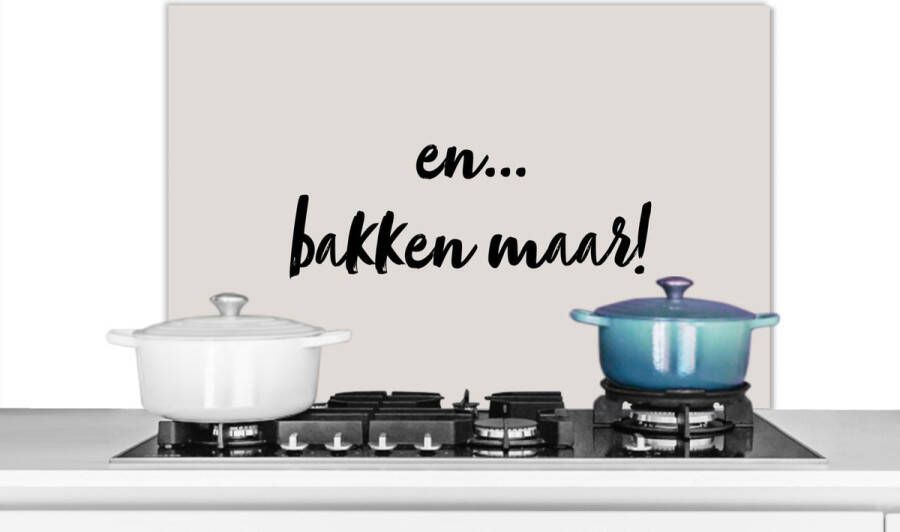 KitchenYeah Spatscherm keuken 90x60 cm Kookplaat achterwand Taupe Quote En... bakken maar! Muurbeschermer Spatwand fornuis Hoogwaardig aluminium