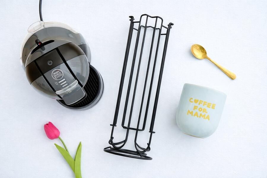 Krups Cadeaupakket voor Mama Minime 123810 Anthraciet Zwart + Capsulehouder voor DOLCE GUSTO-capsules + Blauwe Mok “Mama” + goudkleurig theelepeltje - Foto 2