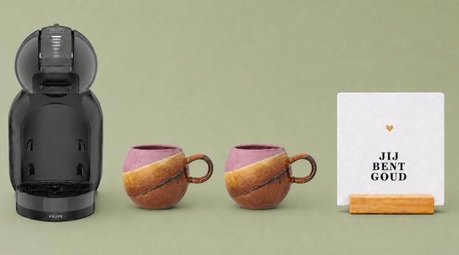Krups NESCAFÉ Dolce Gusto MiniMe KP120810 Koffiecupmachine Antraciet zwart + 2 Bloomingville oudroze-terracotta-bruine mokken Coffee Affair + witte tegel Jij bent goud + tegelhouder