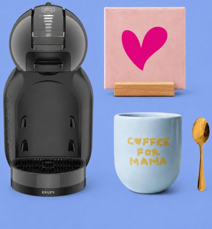 Krups NESCAFÉ Dolce Gusto MiniMe KP120810 koffiecupmachine zwart antraciet mama cadeaupakket met blauwe Coffee for mama mok goudkleurig koffielepeltje hartjestegel en tegelhouder