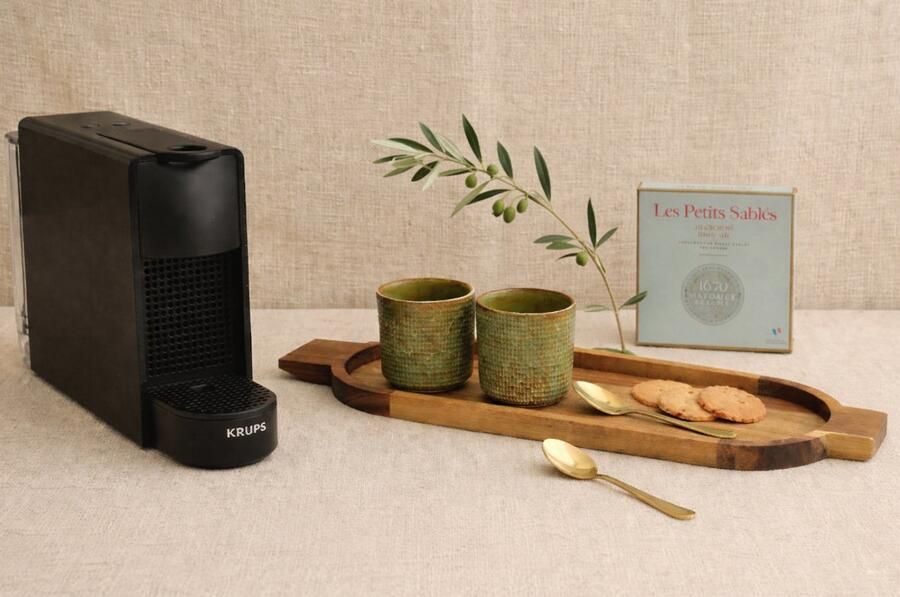 Krups Nespresso Essenza Mini Cadeaupakket Koffiemachine met 2 Mokken Houten Tray 2 goudkleurige Theelepeltjes & heerlijke koekjes - Foto 2