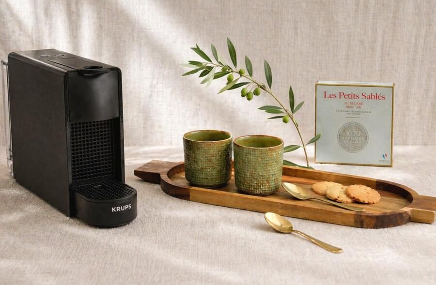 Krups Nespresso Essenza Mini Cadeaupakket Koffiemachine met 2 Mokken Houten Tray 2 goudkleurige Theelepeltjes & heerlijke koekjes