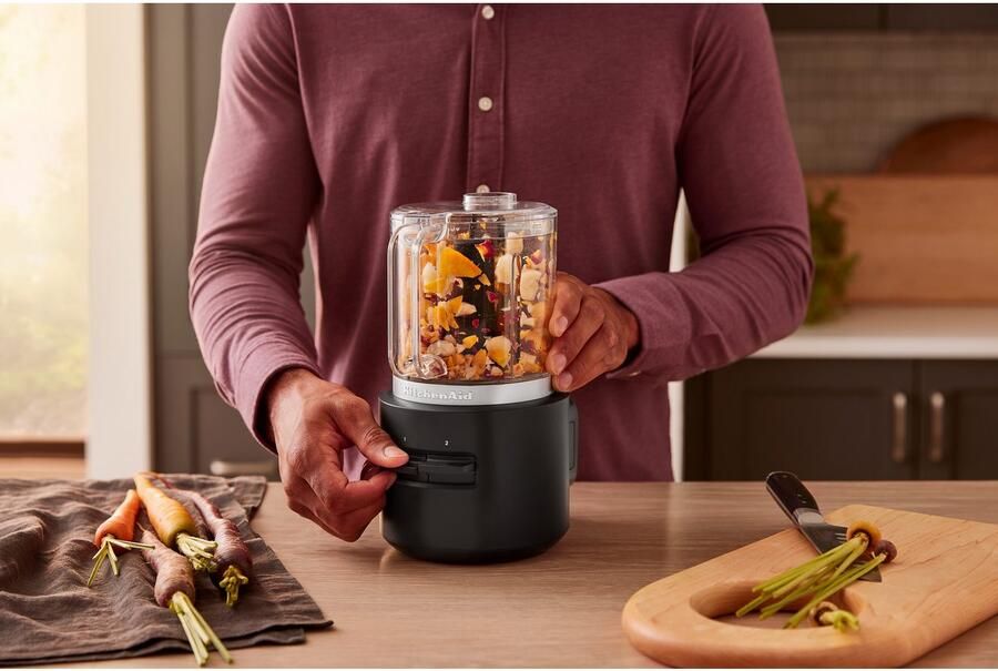 KitchenAid Go Draadloze hakmolen met batterij Inbegrepen mengkom van 1 18 L garde en roestvrijstalen mes 2 snelheden en pulse-modus Matt Zwart - Foto 12